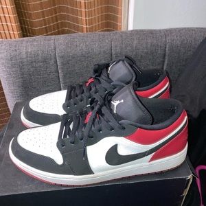 Selling pair of Jordan 1